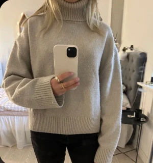 Stickad polotröja  - Säljer min stickade polotröja ifrån hm. Fin till hösten och vintern.🍁