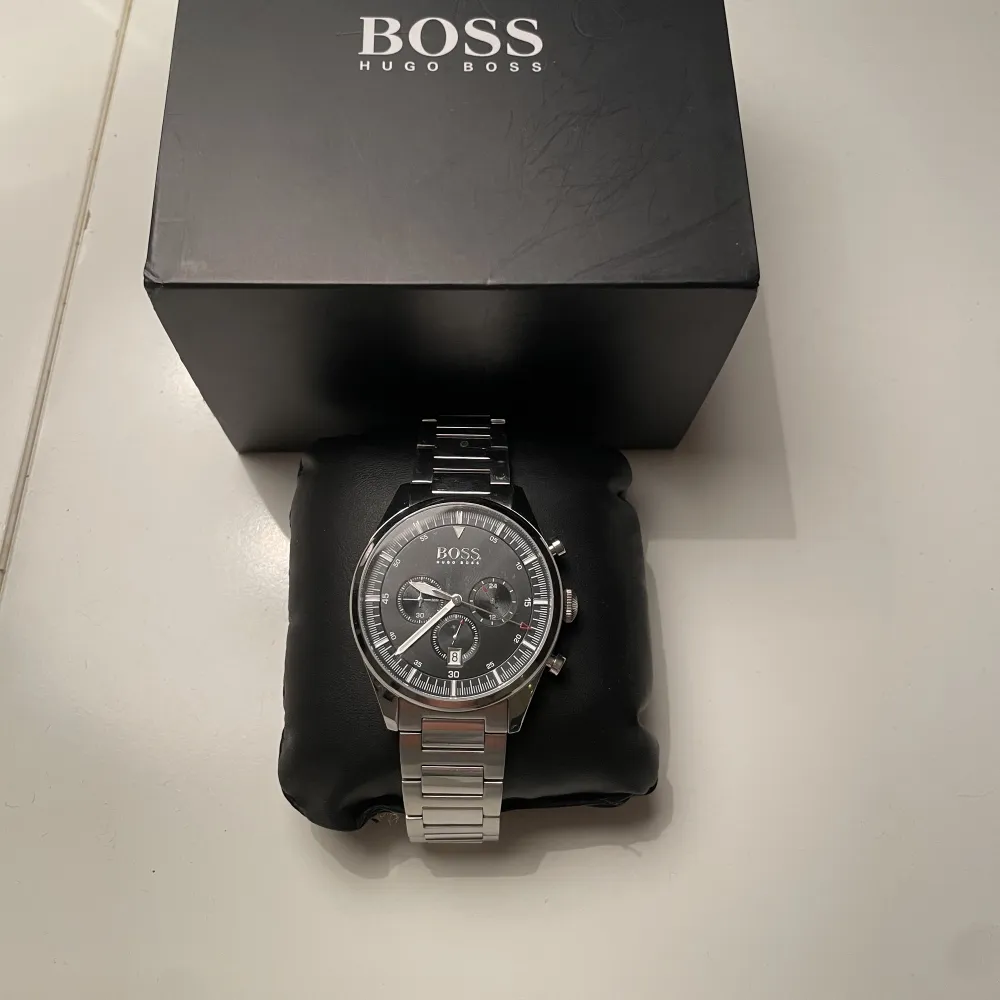 Säljer nu denna fina Hugo boss klockan då den inte kommer till användning. Kvitto och köpbevis finns. Nypris ligger på runt 4000kr. Accessoarer.