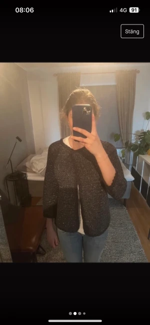 trekvartsärmad kofta  - säljer denna då ja inte får andvändning av den, bild från tidigare ägare (bra skick) kan andvändas som kofta och jacka