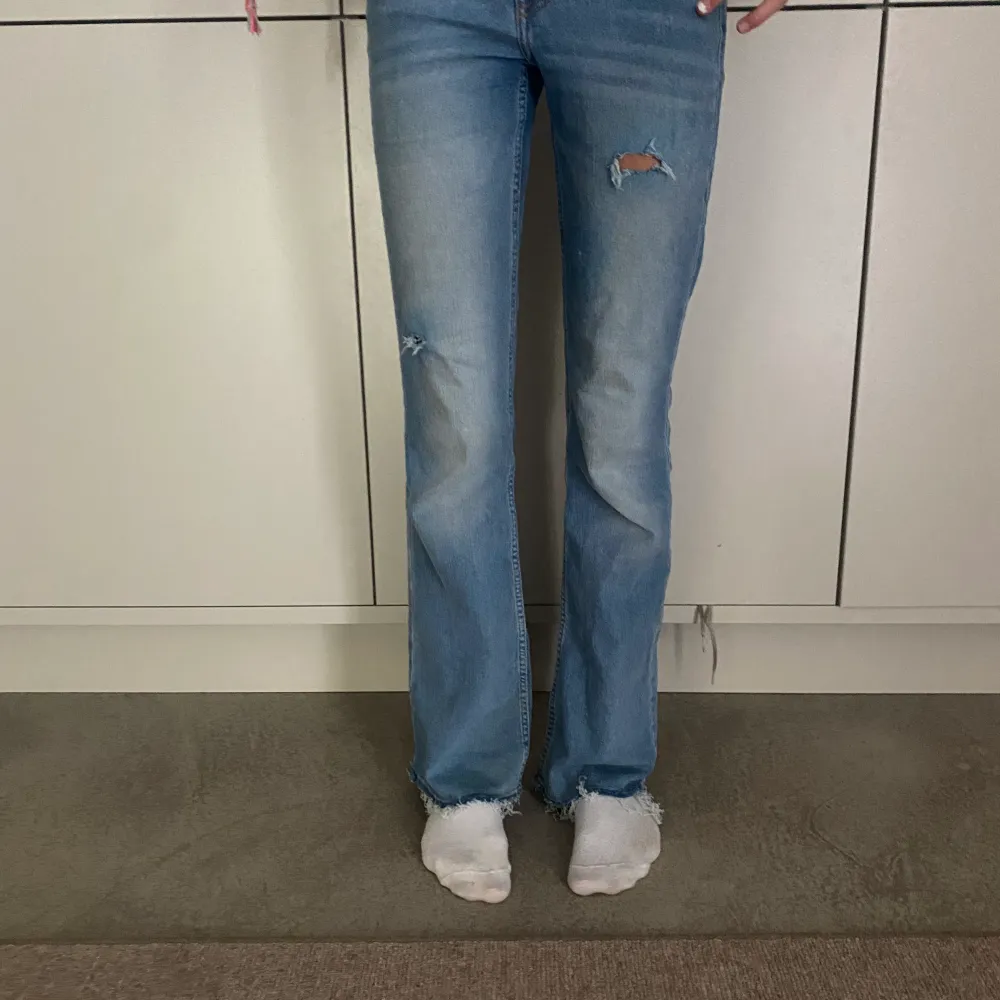 snygga jeans från hm!!💋Kontkat för mer info!!🥰💖. Jeans & Byxor.