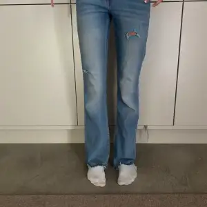 snygga jeans från hm!!💋Kontkat för mer info!!🥰💖