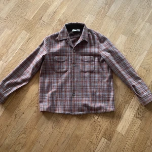 Our legacy  - Höst jacka i väldigt bra skick, storleken är 44 men passformen är boxy och passar storlek 46 också. Modellen är Our legacy Heusen shirt. 