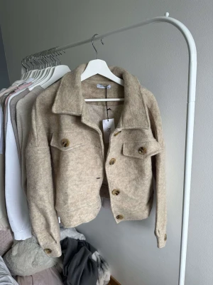 Jacka  - Jacka från desing by si. Storlek S aldrig använd