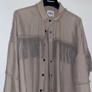 Zara jacka  - Jacka den zara som passar perfekt till höst och våren. Den är i bra skick 