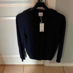 Kashmir tröja  - Säljer min Kashmir tröja från John Henric. Nypris 1899 mitt pris 1200. Tröjan är 100% Kashmir.