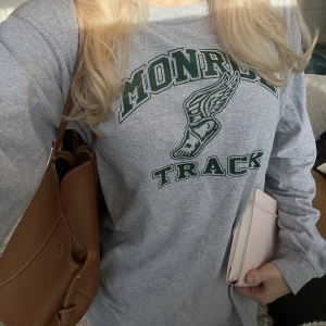 Tröja med tryck - Tröja med tryck köpt i vintage butik. Storlek m