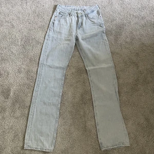 Jeans - D är försmå för mig.