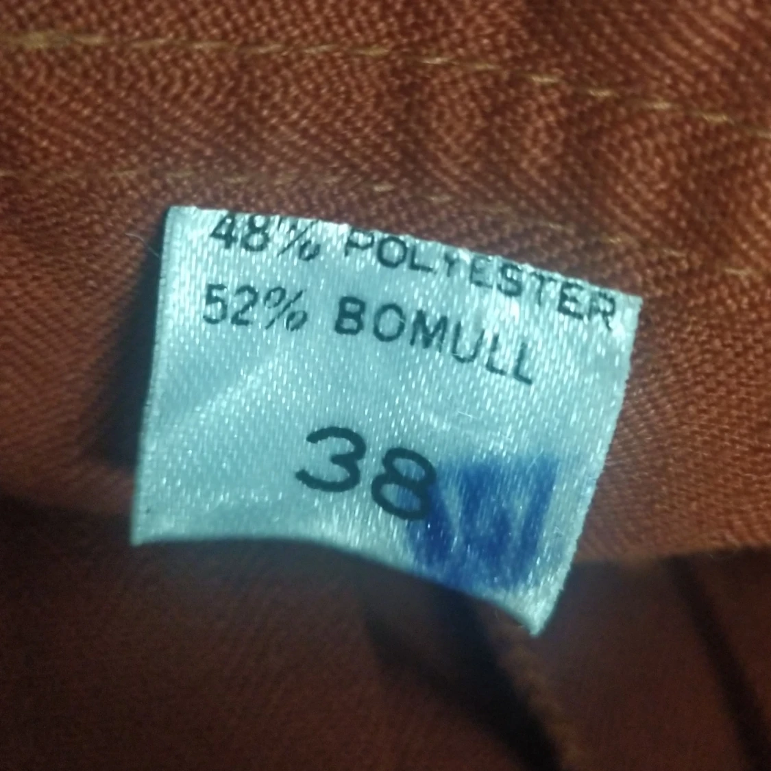 Härlig utsvängd kjol med knappar - 91