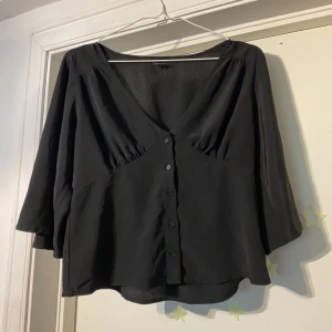 Jättefin svart blus - Svart blus i storlek 36/S Ginatricot Superfin samt i bra skick Kontakta mig vid intresse