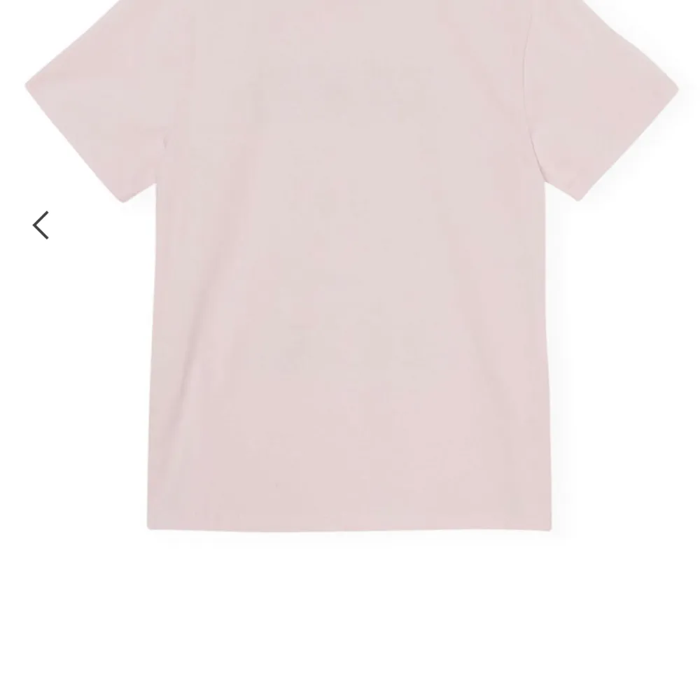 Säljer min super fina ganni tröja! Nypris 845kr säljer pågrund av att den inte kommer till andväning. Kan mötas upp i Bromma eller skickas💓. T-shirts.