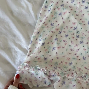 Klänning Na-kd - Supergullig blommig klänning från Na-kd i storlek 32. Använd endast 1 gång.