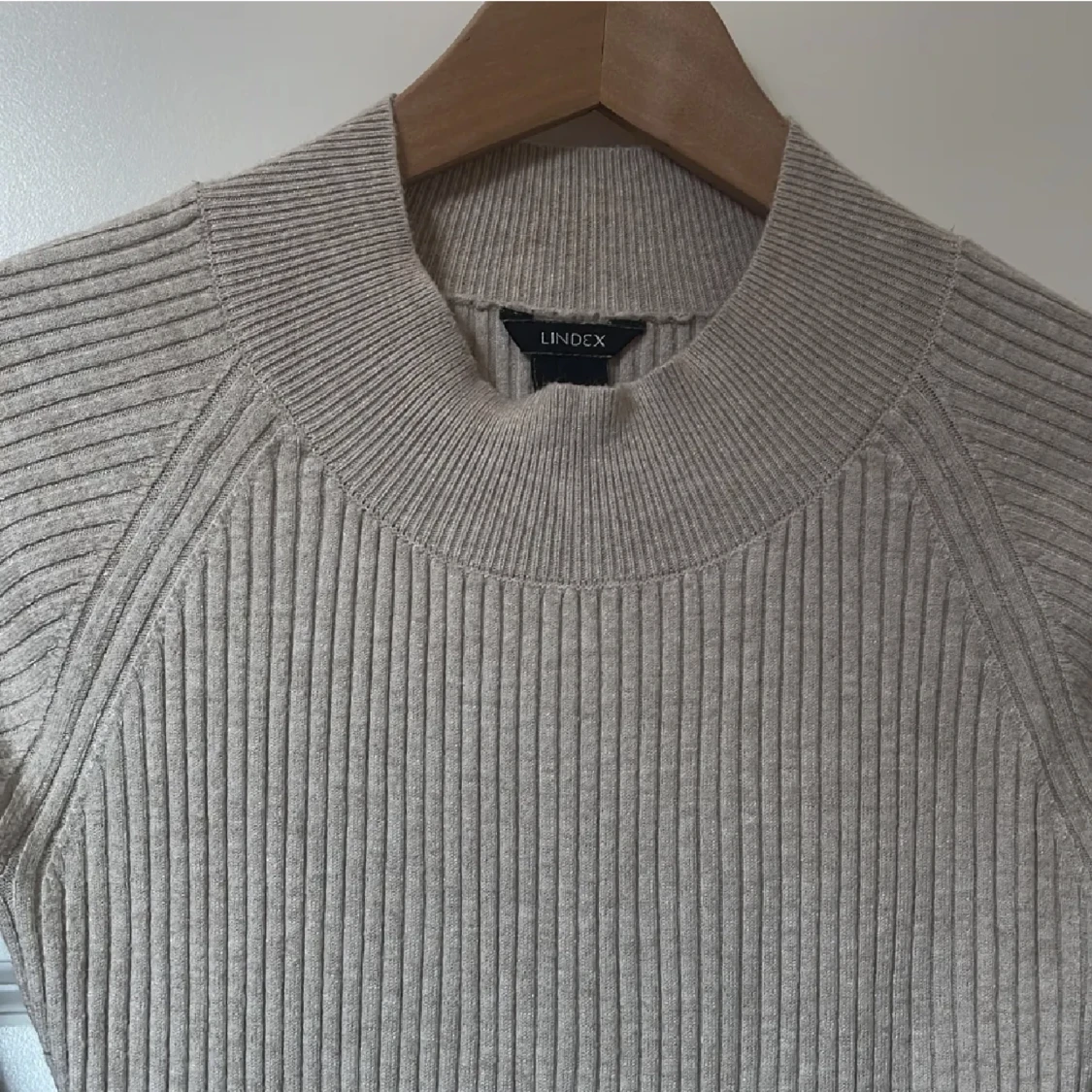 Beige tröja från LINDEX i nyskick!  - 90