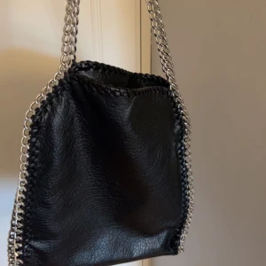 Tiamo väska - Säljer nu min fina Tiamo väska från Scorett i storlek L. Den är sparsamt använd men har inga tecken på användning. Riktigt rymlig. säljes på scorett för 800 så vill ha 500 för den, köparen står för frakt, kan även eventuellt mötas upp i centrala Örebro.