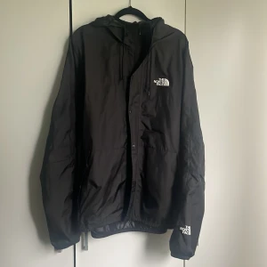 The North Face windbreaker  - Den perfekta höst och vårjackan som skyddar mot kalla vindar. Dragkedja, knappar samt en justerbar luva. Storlek M. Orginalpris 1300kr, inga tecken på användning. Pris kan eventuellt diskuteras💯💯