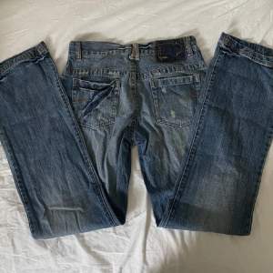 Supersnygga lågmidjade bootcut jeans. Midja:40cm, innerbenslängd: 88cm🫶🏼