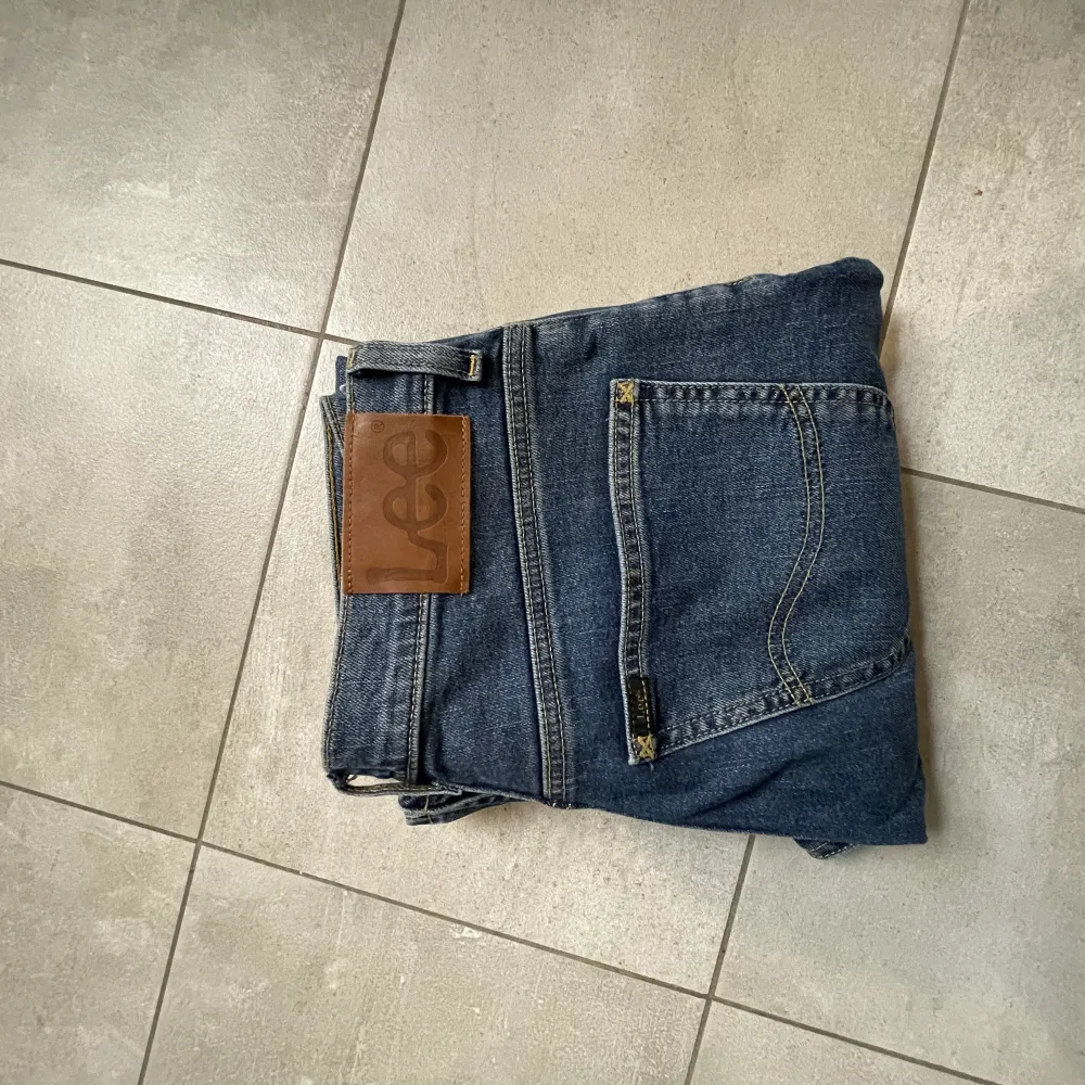 Jeans är från Lee | storlek 31/32 | skicket på jeansen är väldigt bra | priset: 250kr. Jeans & Byxor.