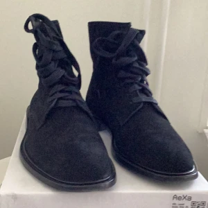 Iro skor storlek 45 - Som ny använda en gång  I kartong svarta med snöre  Helt snygga till allt.. 