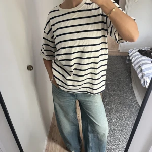 T-shirt - Randig lite tjockare t-shirt från zara, storlek xl så sitter asnajs oversized!!