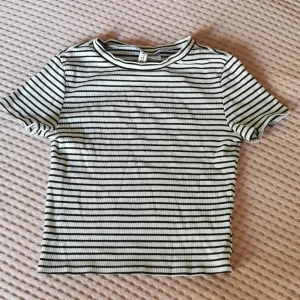Randig croptop HM XS svartvit - Tight randig croptop från HM Stl XS. Kan även skickas med på köpet vid köp av något annat 🤗