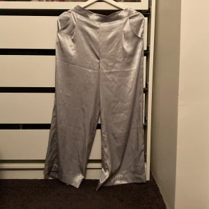 Lågmidajde silvriga pyjamas byxor  - Lågmidjade pyjamasbyxor i världens skönaste material (silke liknande) inga defekter plus man får världens jävla röv i dom (kommer från någon som absolut inte har någon)
