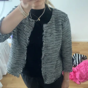 Glittrig trekvartsärmad kofta  - En jätte söt glittrig trekvartsärmad kofta från more and more i strl 42 men sitter som en s❤️