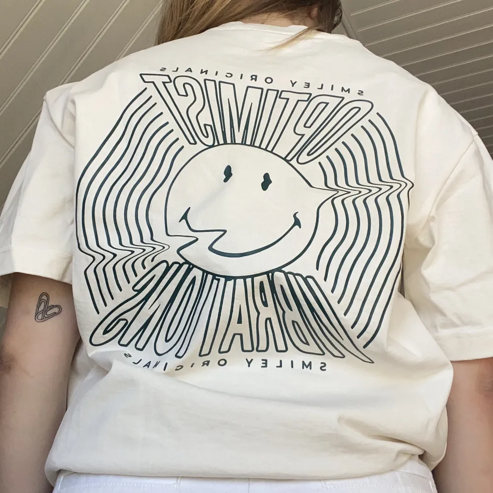 😀Oversized T-shirt med print. Köpt på herravdelningen, men funkar absolut oavsett kön! Passar en storlek en storlek XS-M beroende på hur du vill ha passformen. Frakt tillkommer!. T-shirts.