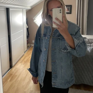 Jeansjacka - Jättefin jeansjacka i stl 34/36. Köpte på ellos för 599 kr och den är inte använd. Jackan är slutsåld på ellos 