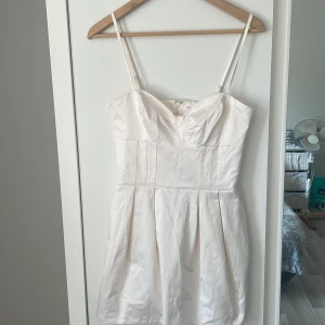 Supersöt känning  - Jättefin klänning, sällan använd då den inte passar mig längre. Tror att materialet är bomullssatin, men är inte 100% på det. 