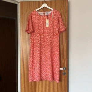 Blommig klänning från Flash women  - Säljer en fin blommig klänning, prislappen är kvar och köpte den för 499 säljer för 200 
