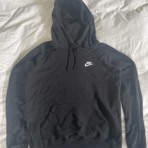 Svart hoodie - Svart hoodie från Nike. Stl xs🖤