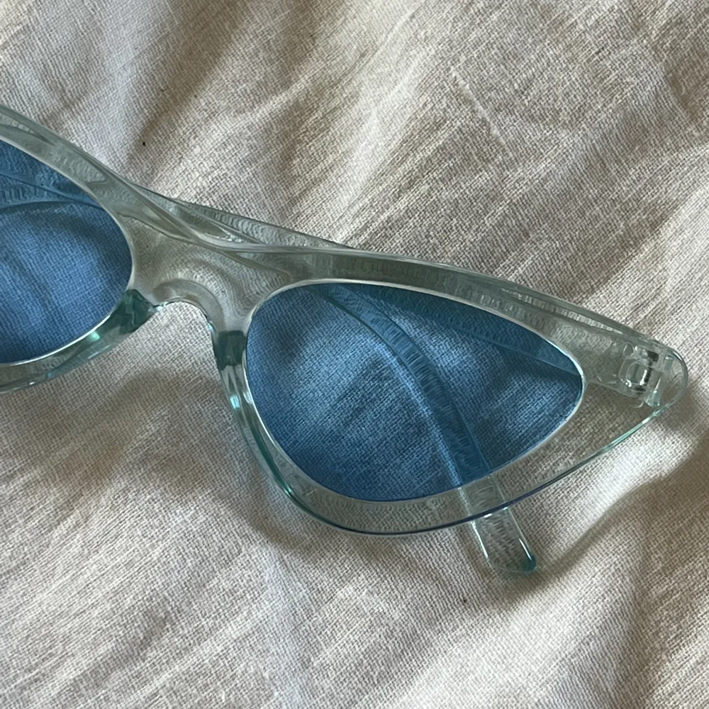 Blå solglasögon i cateye-modell, transparenta bågar 🦋. Accessoarer.