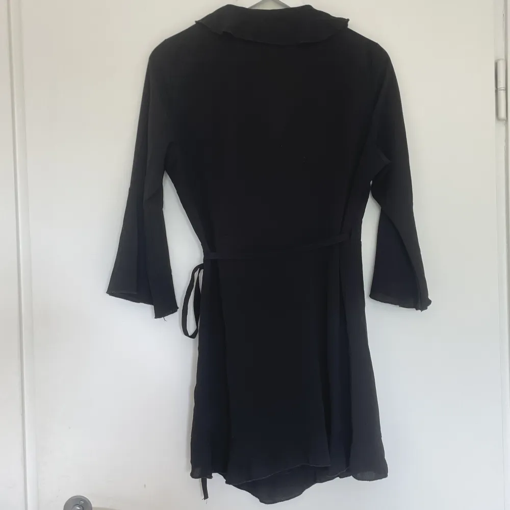 Supersöt svart klänning av den kortare modellen. Fint skick! 🫶🏻. Klänningar.