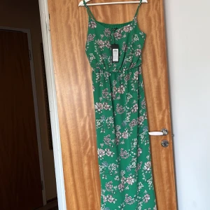 Maxi dress OnLy - Jätte fin klänning passar även jätte bra nu till sommaren, fin färg med vackra blommor. Aldrig använt prislappen är fortfarande på. Storlek 44 passar även 40. Köpte för 379 säljer för 140