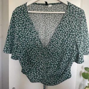 Kortärmad topp  - Jättesöt blus/topp från hm. Säljer då jag köpte fel storlek, men den är liten i storleken. Lite ribbad i fram. Hör gärna av dig vid intresse💞