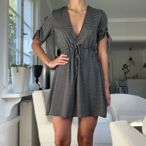 NA-KD klänning - Tuff klänning från NA-KD x Kristin Sundbergs kollektion i storlek 36. Perfekt till stranden eller till festligare tillfällen! Jättefint skick 😚✨