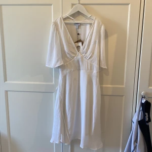 Vit klänning🤍 - Vit klänning från Vero Moda!❤️Helt ny med lapp kvar aldrig använt💕skriv för fler bilder😻