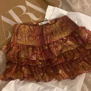 Säljer denna zara kjol som är i stl M. För mig har den inte kommit till användning eftersom den inte är min stil, men den är super fin! 