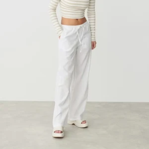 Linnebyxor  - Säljer dessa supersnygga linnebyxor från GinaTricot. Dem är helt slutsålda i storlek XS. Använda 1 gång. Dem är i superfint skick.