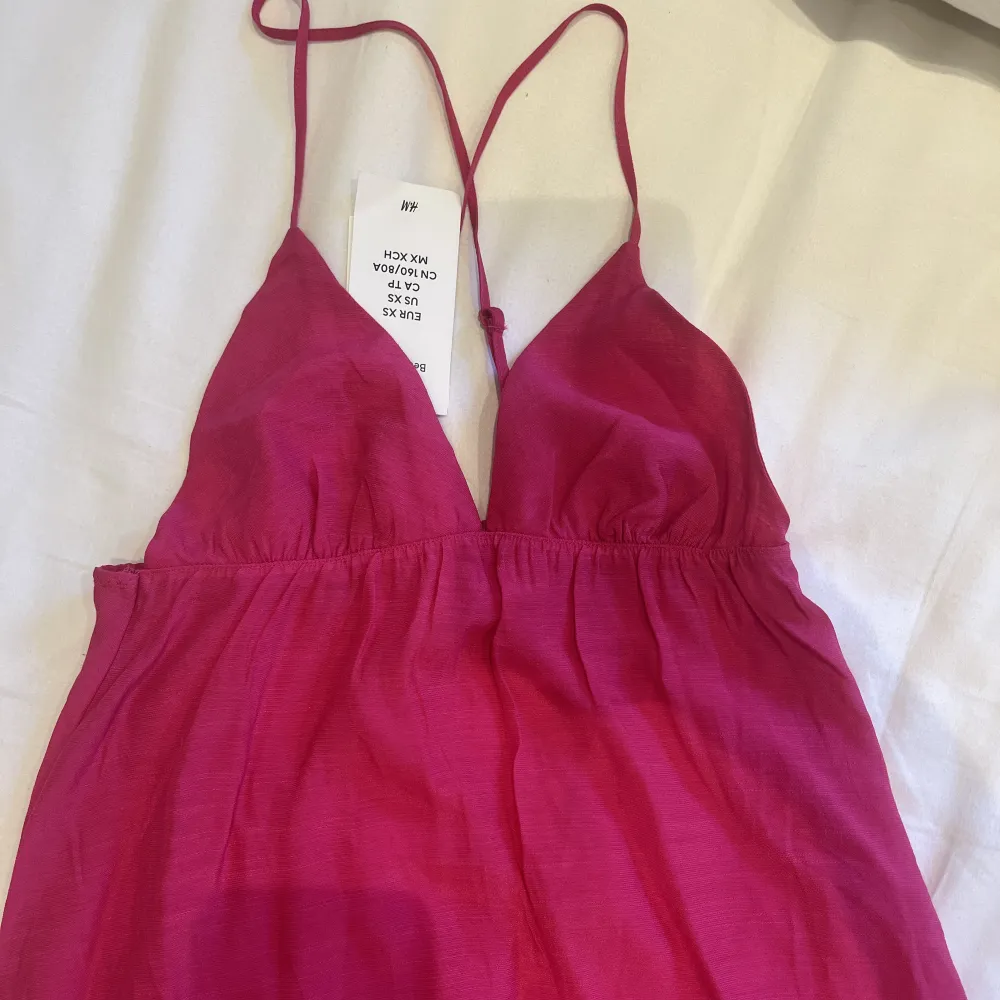 Intressekoll på denna superfina rosa långklänningen från hm💗 Helst slutsåld! Säljer vid bra bud. Klänningar.