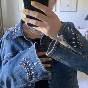 Jeansjacka - Jeansjacka med massa söta detaljer!!