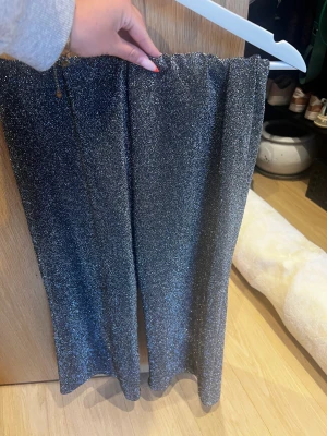 Glittriga byxor  - Aldrig använda! Ankellånga