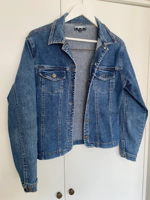 Jeansjacka Joy - Jeansjacka från märket Joy i storlek 36. Den är mer som en 38 i storlek skulle jag säga. Stentvättad blå färg. Köpt ny för 799kr. Hel och ren. 