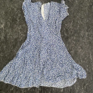 Sommar klänning  - Säljer denna jätte söta sommar klänningen från Shein. Fint skick, lite tunn. Den är typ V ringad och dragkedjan som man ser på bilden är där bak i ryggen.  Anledningen till försäljning är att den är för kort för mig som är 176🌸🐬