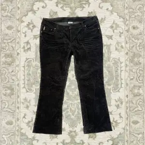 Bootcut svarta byxor med gulliga fickor och knappar med lila detaljer, passar som L och XL. Fin skick 👐