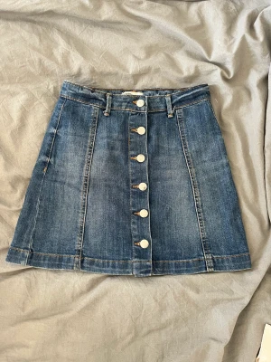Jeanskjol - Jättefin jeanskjol med knappar, bra nu till sommaren!! Använd endast någon gång, nyskick ❤️‍🔥