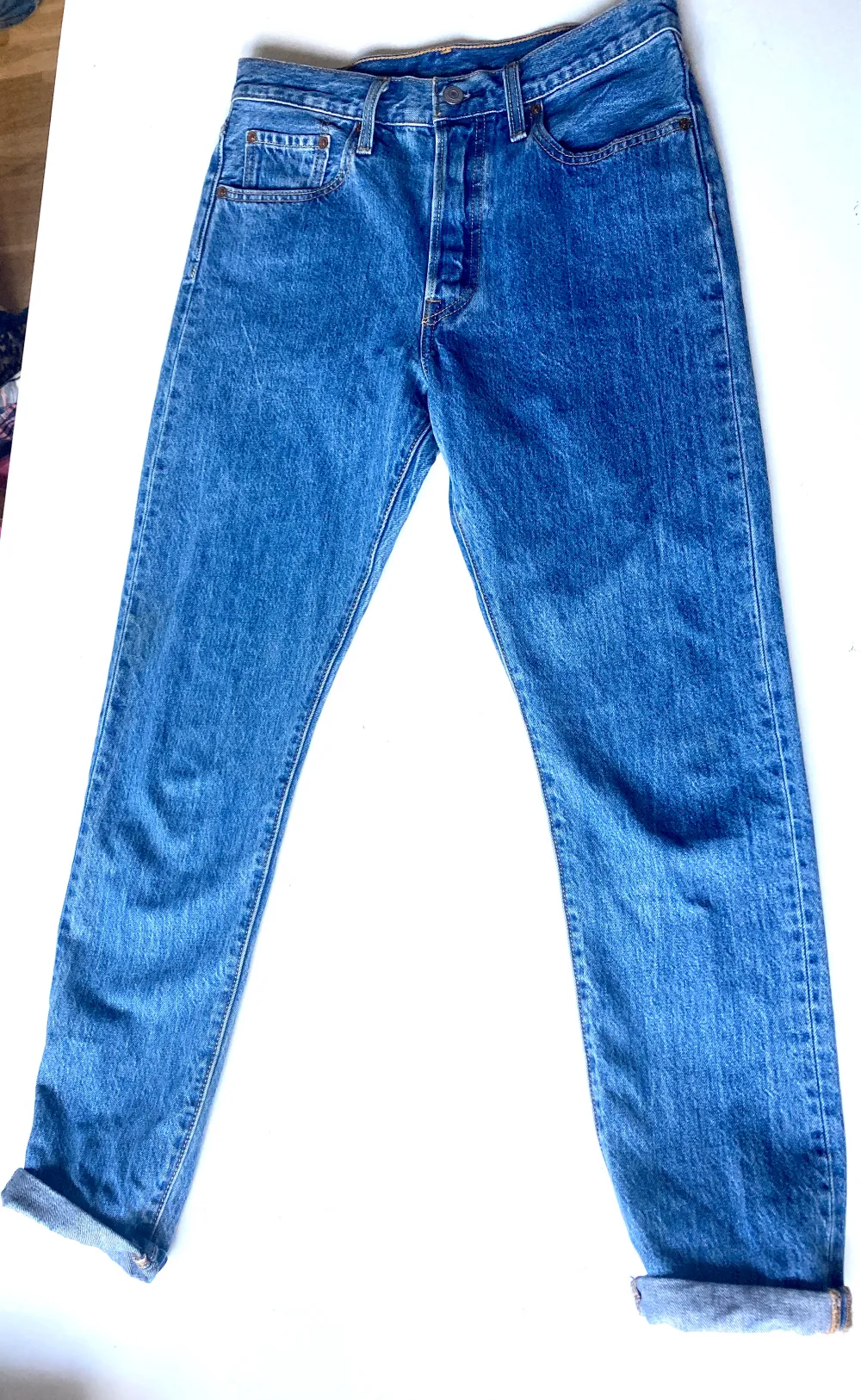 Snygga klassiska Levi’s 501 jeans. Mycket bra kvalitet på tyget. Midja 28, längd 30. Fint skick!. Jeans & Byxor.