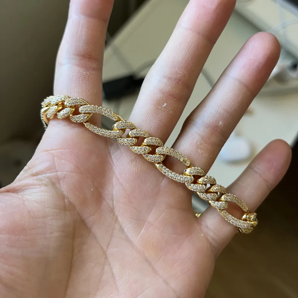 Fräscht och fint halsband från cernucci. Guld är färgen. Har knappt använt halsbandet ord pris 1900. 55cm onesize. Accessoarer.