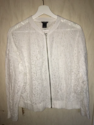 Vit spets sommarjacka, lindex storlek M - Spets jacka med dragkedja. Märke: Lindex Storlek: M Färg: vit Skick: aldrig använd