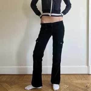 Y2K Manchester byxor  - Svarta low-waisted, bootcut, manchester byxor med fickor. Byxorna är M, men sitter perfekt på mig som är XS/S