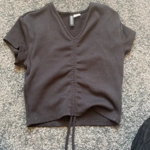 Kortärmad - Fin kortärmad som går att spänna in vid magen. Storlek xs 